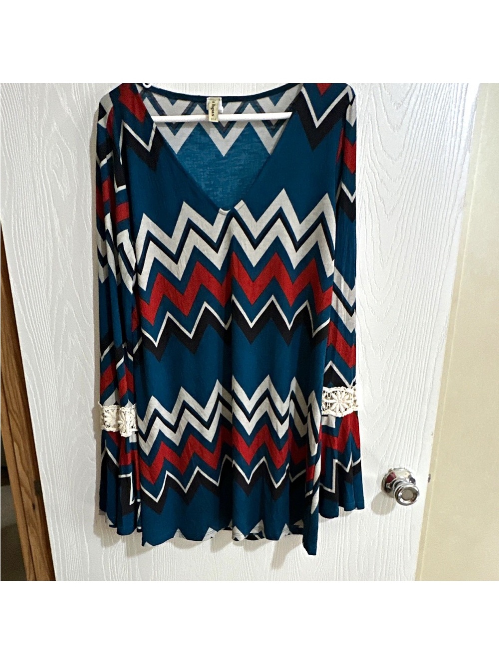 La Ropas Chevron V-Neck Long Bell Sleeve Shift Dress Size L